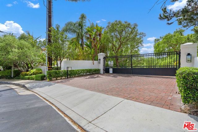 6435 Zumirez Drive, Malibu CA: https://media.crmls.org/mediaz/51601c87-8959-4956-824e-5ad37381adc2.jpg