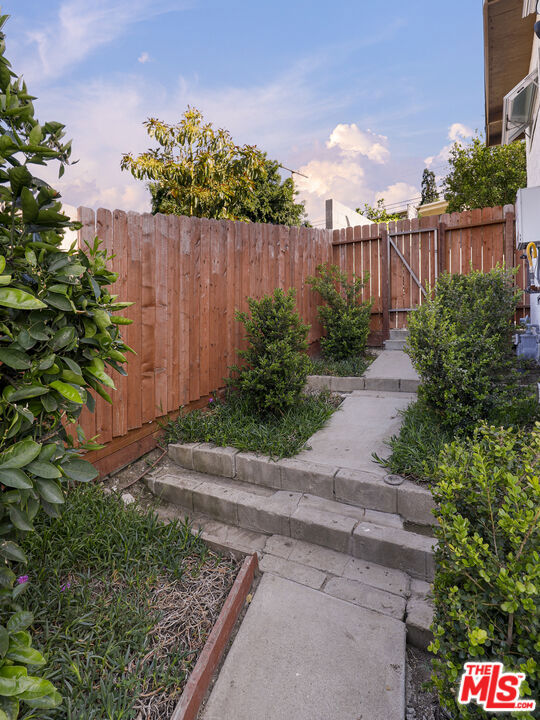 3741 Woolwine Drive, Los Angeles CA: https://media.crmls.org/mediaz/516038a5-b57e-463a-9bdd-9efb3f88fe56.jpg
