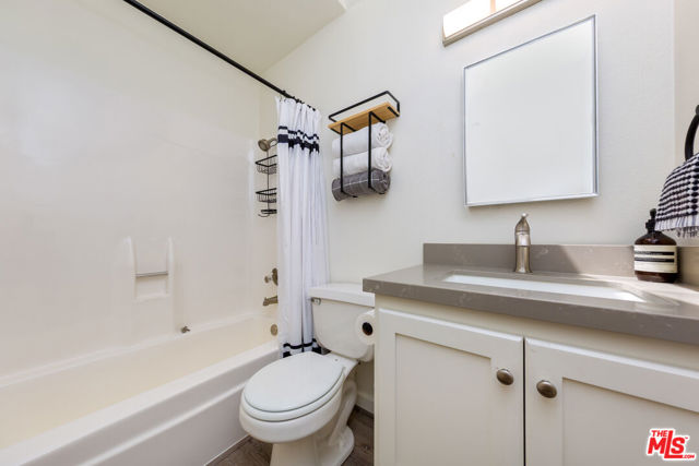 5735 Lake Lindero Drive, Agoura Hills CA: https://media.crmls.org/mediaz/516122bb-5a97-41b8-b462-ca3185ae4d3a.jpg