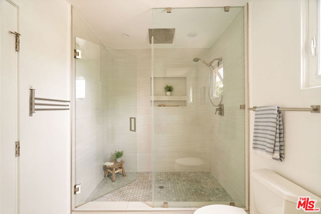 12366 Laurel Terrace Drive, Studio City CA: https://media.crmls.org/mediaz/51616d94-4cad-434c-af5c-f25d1bfbc2b0.jpg