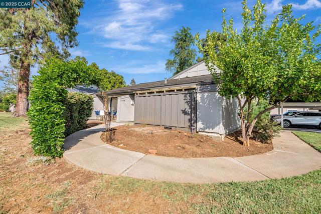 1335 Kenwal Rd, Concord CA: https://media.crmls.org/mediaz/51625d01-c6dd-4111-ba5d-e697560fec9d.jpg