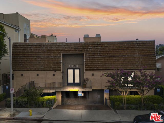 11100 Acama Street, North Hollywood, California 91602, 2 Bedrooms Bedrooms, ,2 BathroomsBathrooms,Condominium,For Sale,Acama,24433153