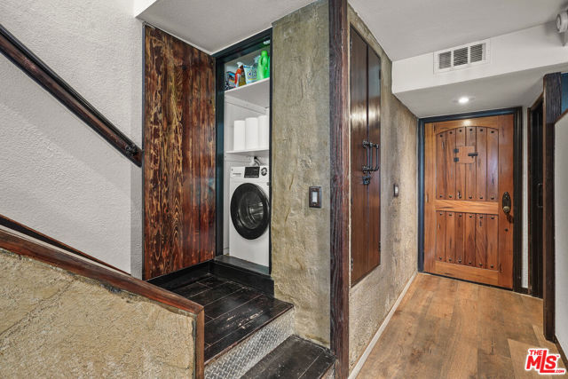 10926 Bluffside Drive, Studio City CA: https://media.crmls.org/mediaz/51638e36-27d5-4183-a822-ba100ddc79be.jpg