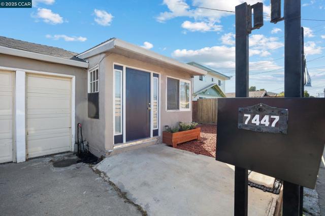 7447 Lockwood St, Oakland CA: https://media.crmls.org/mediaz/51640a9c-188f-4392-9607-9b3a941553b4.jpg