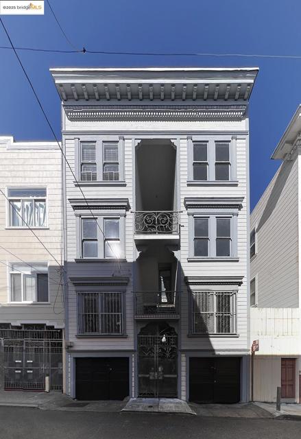 49 Auburn Street, San Francisco CA: https://media.crmls.org/mediaz/51649665-6de3-4b9d-8fd0-cdb8b44f8258.jpg