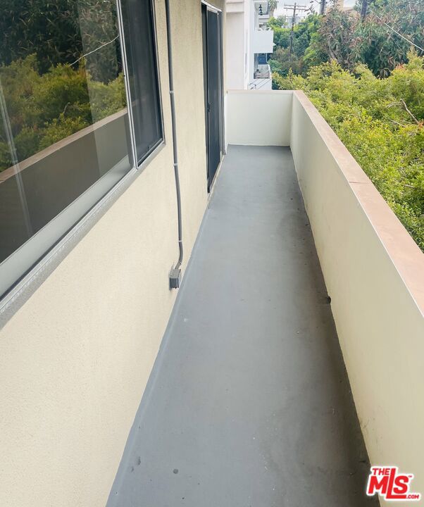 1609 Veteran Avenue, Los Angeles CA: https://media.crmls.org/mediaz/5166197c-e965-4f63-a0a3-87487e595f51.jpg