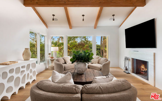 7046 Grasswood Avenue, Malibu CA: https://media.crmls.org/mediaz/51672364-fbea-4d18-90e6-206771f545d6.jpg