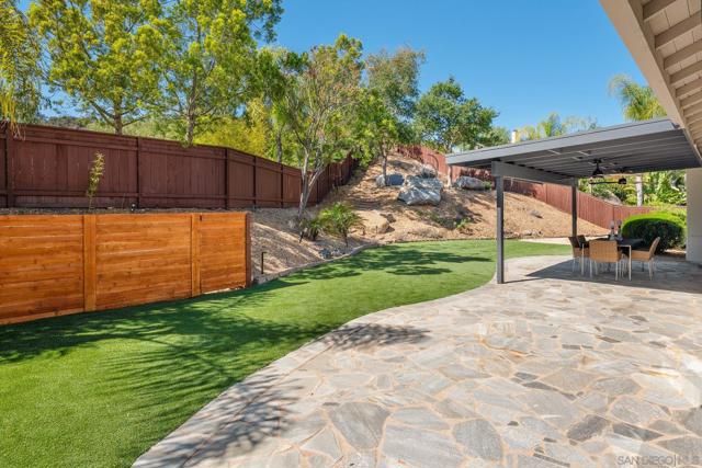 10528 Pinion Trl, Escondido CA: https://media.crmls.org/mediaz/51673494-a382-4178-bf73-c95a4d0e0250.jpg