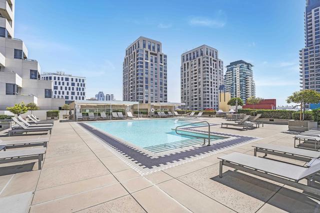 700 Front St, San Diego CA: https://media.crmls.org/mediaz/51676fbb-8808-4037-ae88-2b8e61842271.jpg