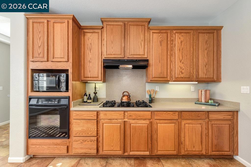 https://media.crmls.org/mediaz/51678504-c405-4852-9dad-a6f3050e2ca2.jpg?preset=X-Large