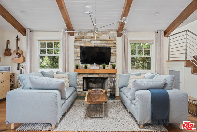2439 Glyndon Avenue, Venice CA: https://media.crmls.org/mediaz/5167ca71-40e0-499e-9e55-e0e2383d696b.jpg