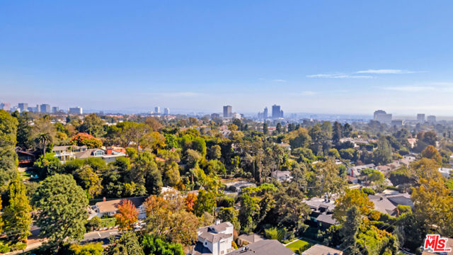 418 N Bowling Green Way, Los Angeles CA: https://media.crmls.org/mediaz/5167cd85-ee20-4a13-977f-28803d2d009e.jpg
