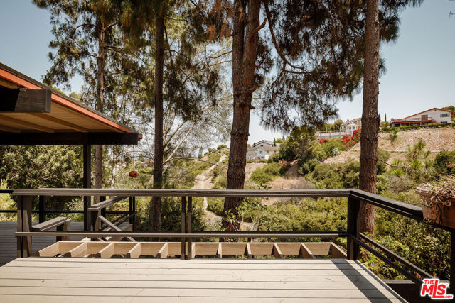 2 Seahurst Road, Rolling Hills Estates CA: https://media.crmls.org/mediaz/5168ef60-9b19-48d9-8c54-b050f169a4dc.jpg