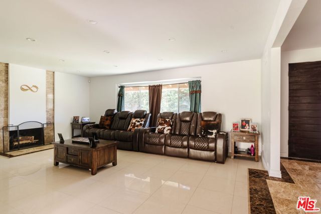 19121 Kenya Street, Porter Ranch CA: https://media.crmls.org/mediaz/5168f0bb-dc37-440e-b765-dba260970d20.jpg