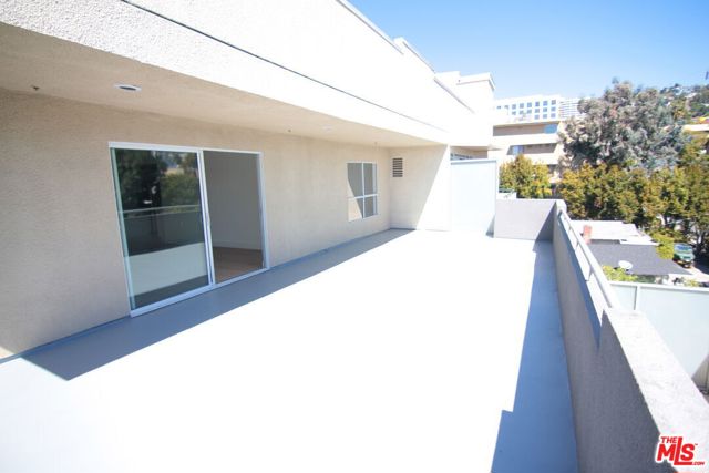 939 Palm Avenue, West Hollywood CA: https://media.crmls.org/mediaz/51694734-1a51-4c5e-b562-249929efe308.jpg