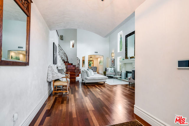 4520 TYRONE Avenue, Sherman Oaks CA: https://media.crmls.org/mediaz/51698106-7d7c-4d0b-81ef-458a1f02f0f9.jpg