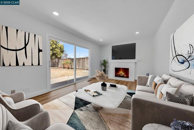 37643 Crocus Ct, Newark CA: https://media.crmls.org/mediaz/516a2adc-e696-4885-9f4e-519d63f17f1b.jpg
