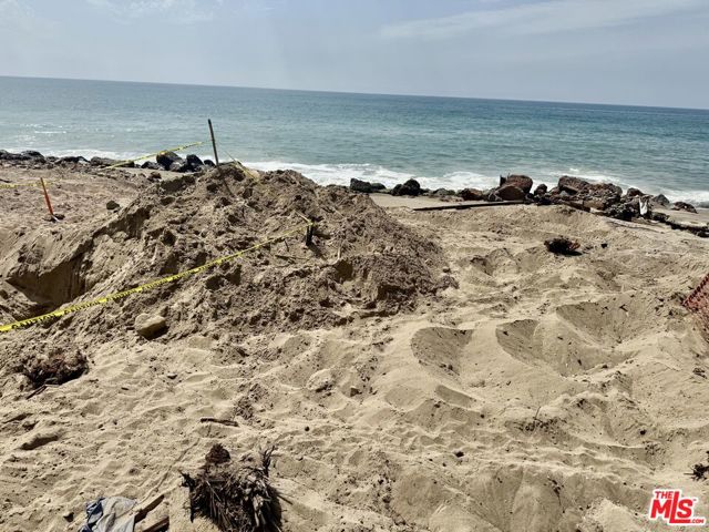 20538 Pacific Coast Highway, Malibu CA: https://media.crmls.org/mediaz/516ac229-8b5b-4f71-bf60-43594b2e3461.jpg