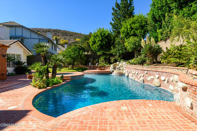 29515 Weeping Willow Drive, Agoura Hills CA: https://media.crmls.org/mediaz/516b3c90-3b99-460f-89e8-6aa003556e04.jpg