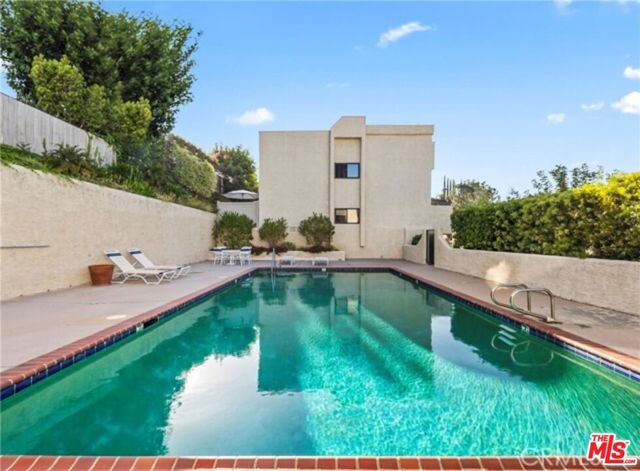 4227 Freedom Drive, Calabasas CA: https://media.crmls.org/mediaz/516ba5fb-3bfa-42c8-8c13-f526e8fb11df.jpg