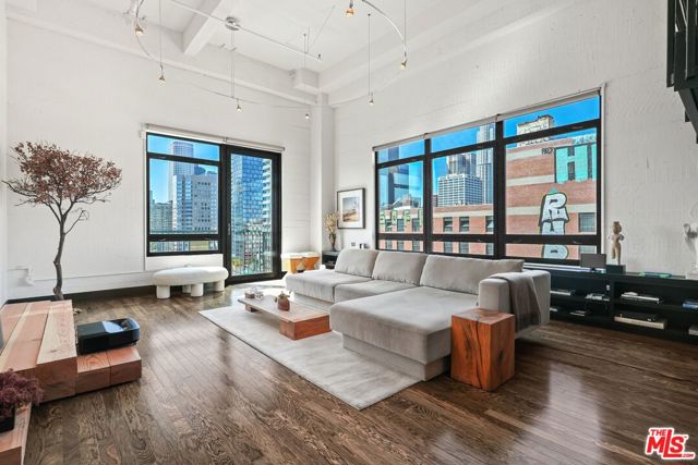 849 S Broadway, Los Angeles CA: https://media.crmls.org/mediaz/516bf776-0694-4ee7-93bf-6fce365b1953.jpg