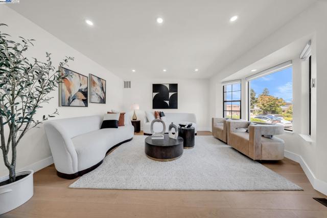 524 Gamay Ct, Fremont CA: https://media.crmls.org/mediaz/516c1b0d-24b3-4874-aded-6a53a040ad34.jpg