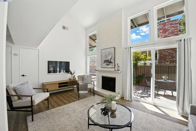 102 Rolling Green Cir, Pleasant Hill CA: https://media.crmls.org/mediaz/516cca33-079b-4c99-8c6d-31985ee749e8.jpg