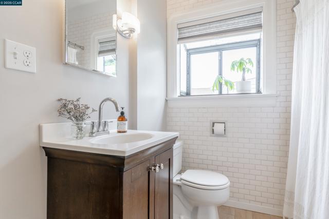 6 View St, Vallejo CA: https://media.crmls.org/mediaz/516d794d-c00f-4262-a846-ff563a713c21.jpg