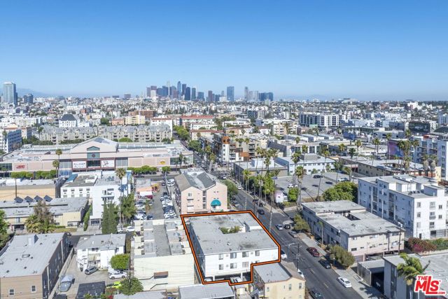 3555 San Marino Street, Los Angeles CA: https://media.crmls.org/mediaz/516d8e0c-ce23-42fc-a980-2061813893a0.jpg