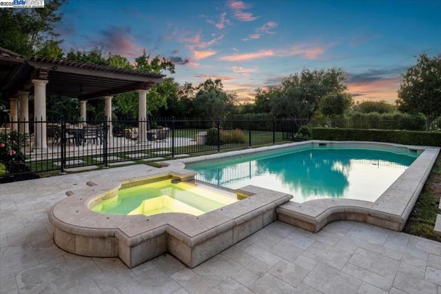1137 Via Di Salerno, Pleasanton CA: https://media.crmls.org/mediaz/516d93d0-7468-4582-ad20-6549c8fff0b0.jpg