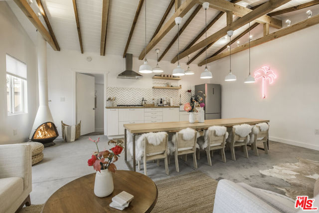 718 Vernon Avenue, Venice CA: https://media.crmls.org/mediaz/516e2dfb-ab2b-4fab-8d44-05e13332ef19.jpg
