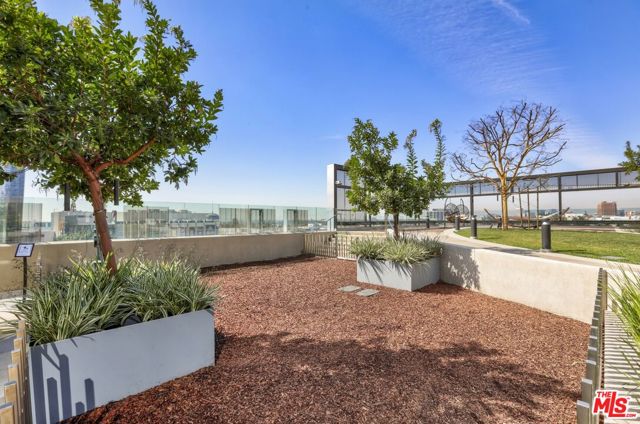 889 Francisco Street, Los Angeles CA: https://media.crmls.org/mediaz/516e91bc-e42e-479d-a1fc-f87963640a54.jpg