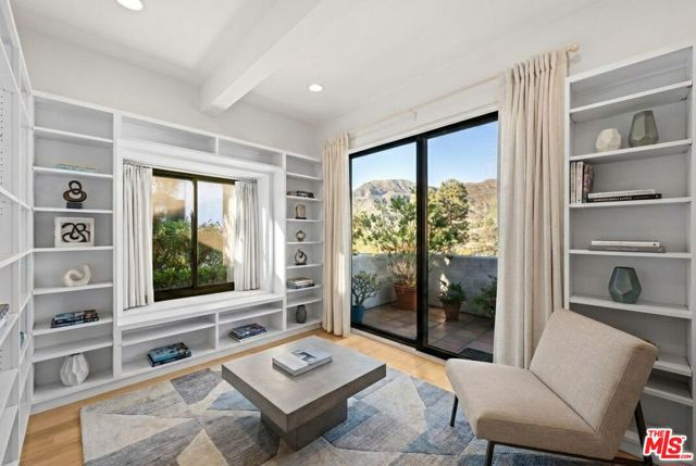 1622 Michael Lane, Pacific Palisades CA: https://media.crmls.org/mediaz/516f97c7-fbc3-4ace-845a-c9bd9e338cf0.jpg