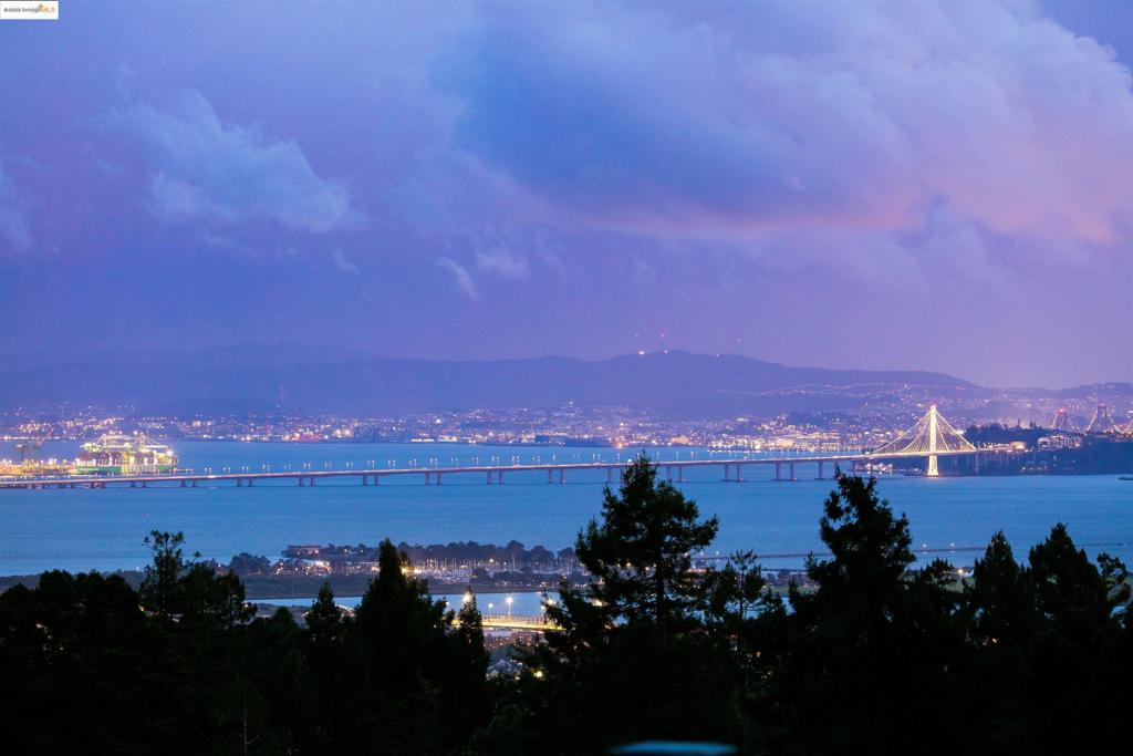 https://media.crmls.org/mediaz/516fd5b9-b290-4711-8cfa-ba1d7db426c7.jpg?preset=X-Large