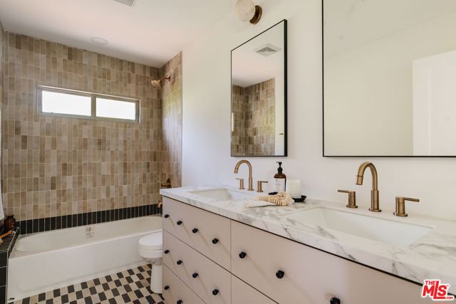8381 Zitola Terrace, Playa del Rey CA: https://media.crmls.org/mediaz/5170e98f-1585-4773-a674-d98a3d75d7f7.jpg