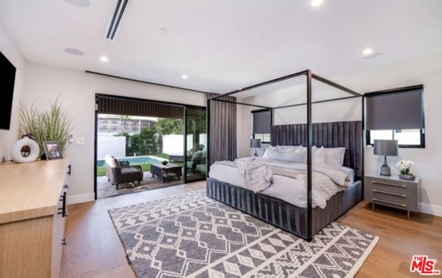 622 N La Jolla Avenue, Los Angeles CA: https://media.crmls.org/mediaz/51712f46-d4df-472b-8426-11628cd3199d.jpg