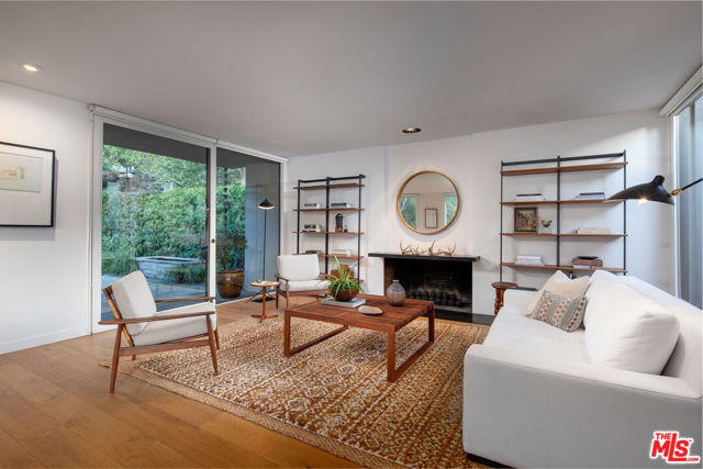 1280 Glen Oaks Boulevard, Pasadena CA: https://media.crmls.org/mediaz/5171983a-e5a5-4ba3-89f1-227f4be292f7.jpg