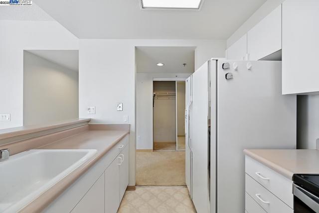 988 Franklin St, Oakland CA: https://media.crmls.org/mediaz/51723f33-8e90-45e0-bbf4-51f0d5eb69f1.jpg
