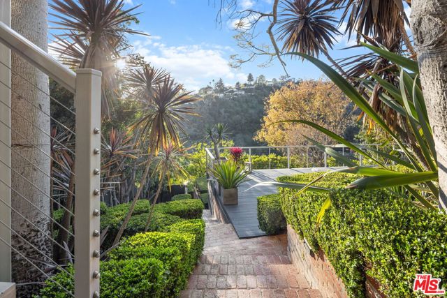 1415 Summitridge Drive, Beverly Hills CA: https://media.crmls.org/mediaz/5172e0ef-ee85-46e6-8cd1-4cfde12fb059.jpg