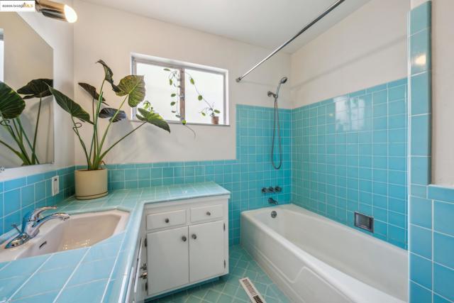 8499 Aster Ave, Oakland CA: https://media.crmls.org/mediaz/5173840c-d51d-4d1e-ac02-865b69659a79.jpg