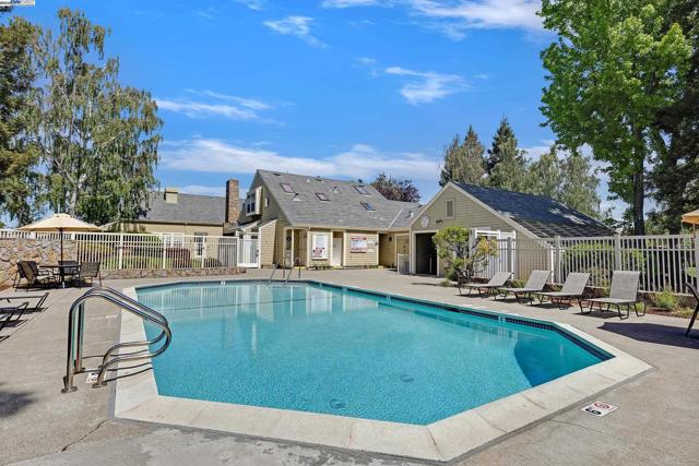 29360 Middleborough Way, Hayward CA: https://media.crmls.org/mediaz/51738f4f-8442-4b9f-9b3c-30bae0249df5.jpg