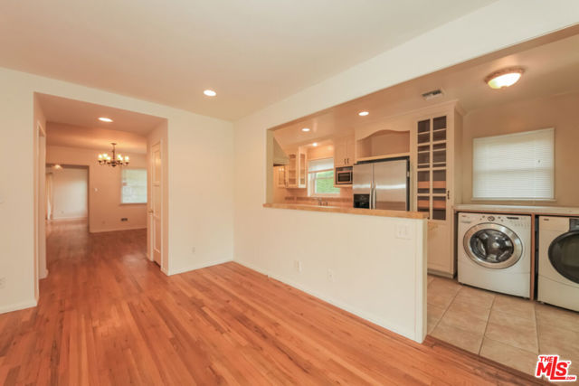 10655 Cushdon Avenue, Los Angeles CA: https://media.crmls.org/mediaz/517391b3-aa6b-44ce-bcd0-8de415078e12.jpg