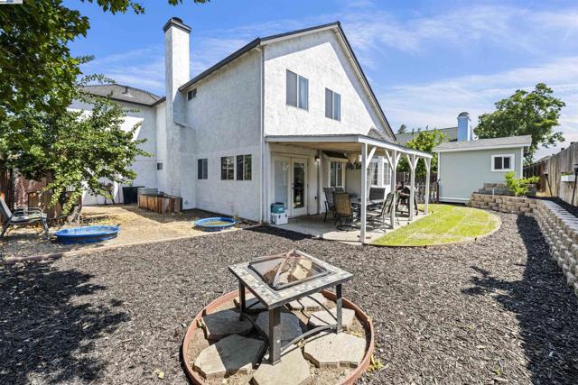1860 Concannon Dr, Oakley CA: https://media.crmls.org/mediaz/517476e0-f79c-43fb-8c1c-d03663f56e38.jpg