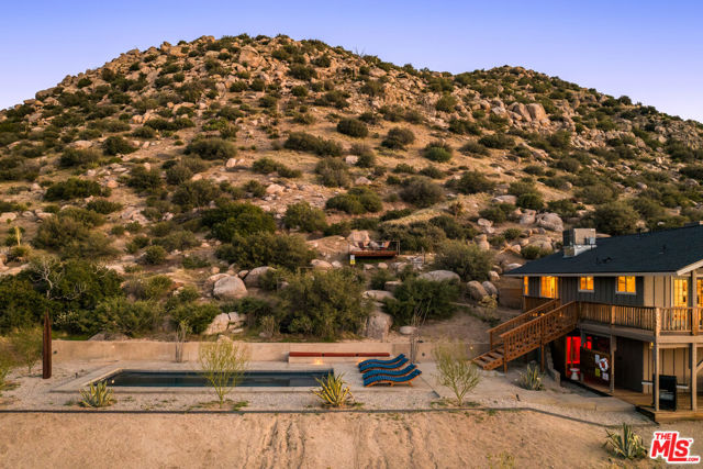 5637 Minna Gombell Lane, Pioneertown CA: https://media.crmls.org/mediaz/51747e25-0f0b-45fd-acb2-7129520a378d.jpg
