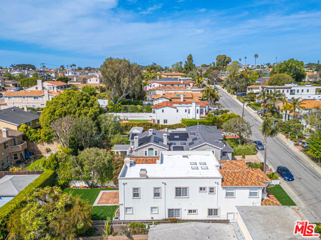 1756 Ruhland Avenue, Manhattan Beach CA: https://media.crmls.org/mediaz/51748e17-0756-4aa5-865f-1d32fc6ef1d1.jpg