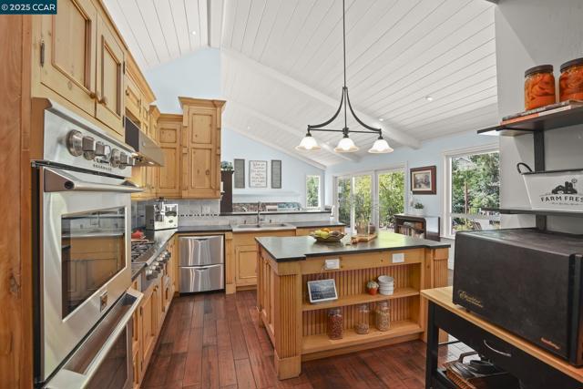 24 Ray Ct, Alamo CA: https://media.crmls.org/mediaz/517523e5-9807-44b5-a1c6-639b50324d66.jpg