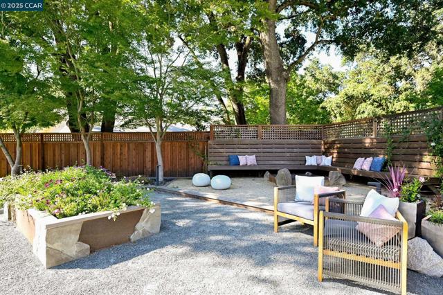 3 Green Valley Ct, Danville CA: https://media.crmls.org/mediaz/5175aec8-601e-4a78-ac65-84e9da967e21.jpg