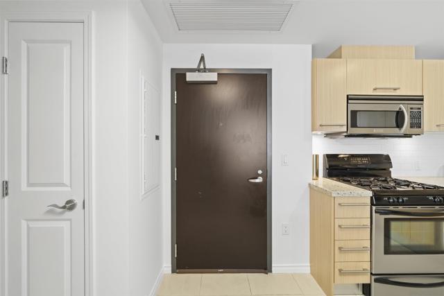 1431 Pacific Hwy, San Diego CA: https://media.crmls.org/mediaz/5176ac44-6440-454d-9f1f-77b83ec43f0c.jpg