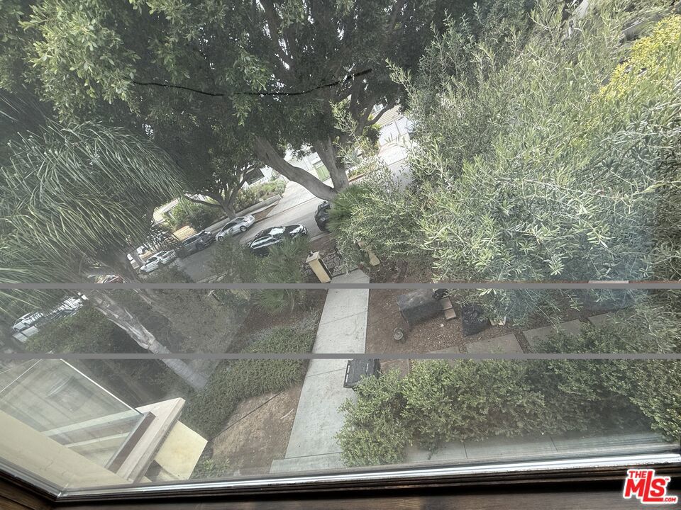 https://media.crmls.org/mediaz/5176ca2b-bc6c-4e1b-8069-e7996fc60958.jpg?preset=X-Large