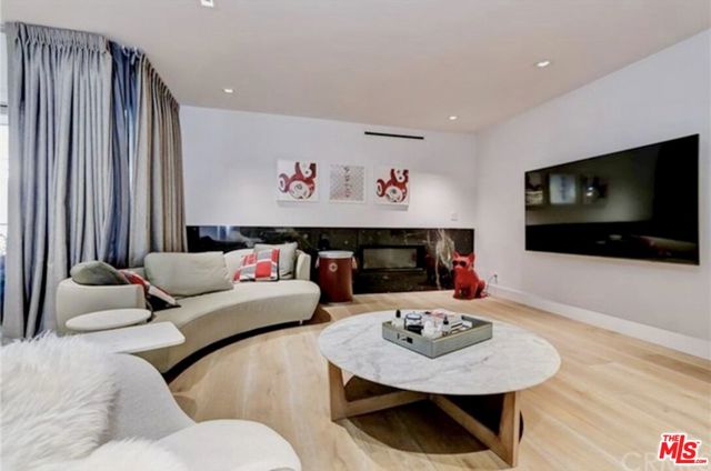 439 N Doheny Drive, Beverly Hills CA: https://media.crmls.org/mediaz/5176fa39-90bd-448b-83df-489f19fb2464.jpg